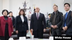 마이크 펜스 미국 부통령과 부인 카렌 여사가 방한 기간
중인 지난 9일 평택에서 탈북자들과 환담했다. 이 자리에는 북한에 억류됐다 혼수상태로 풀려난 뒤 숨진 미국 대학생 오토 웜비어 씨의 아버지 프레드 웜비어 씨도 참석했다.