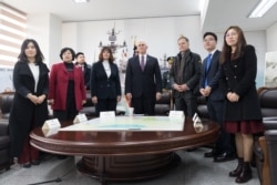 마이크 펜스 미국 부통령과 부인 카렌 여사가 지난 2018년 2월 한국 방문 당시 평택에서 탈북민 단체 관계자들과 만났다. 이 자리에는 북한에 억류됐다 혼수상태로 풀려난 뒤 숨진 미국 대학생 오토 웜비어 씨의 아버지 프레드 웜비어 씨도 참석했다.