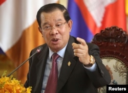 រូបឯកសារ៖ អតីតនាយករដ្ឋមន្ត្រីកម្ពុជា លោក ហ៊ុន សែន ថ្លែងនៅក្នុងសន្និសីទសារព័ត៌មានមួយ នៅរដ្ឋសភាជាតិ កាលពីថ្ងៃទី ២២ ខែសីហា ឆ្នាំ ២០២៣។