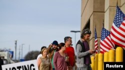 Pamje nga arkivi e votuesve amerikanë duket pritur në radhë për të votuar/Reuters
