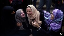 Palestinke ispred mrtvačnice u okolini Kan Junisa, 11. decembar 2023.
(foto: AP/Mohammed Dahman)
