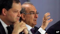 FILE - Humberto de La Calle, head of Colombia's government peace negotiation team, explains changes made to the peace accord during a press conference with Colombia's Peace Commissioner Sergio Jaramillo at the presidential palace in Bogota, Colombia, Nov. 15, 2016.