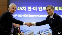 2일 서울에서 열린 제45차 미-한 안보협의회에서 척 헤이글 미 국방장관(오른쪽)과 김관진 한국 국방장관이 악수하고 있다.