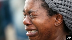 死者费兰多·卡斯特的好友痛哭流涕。