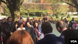 លោកស្រី ​Anne Hidalgo ​ចៅហ្វាយក្រុង​ប៉ារីស​សម្ពោធ​ស្តូបសាធារណៈដំបូង​បំផុត​រំលឹកវិញ្ញាណក្ខន្ធ​ជនរងគ្រោះ​នៃ​របបខ្មែរ​ក្រហម។ (ម៉ែន គឹមសេង/VOA)