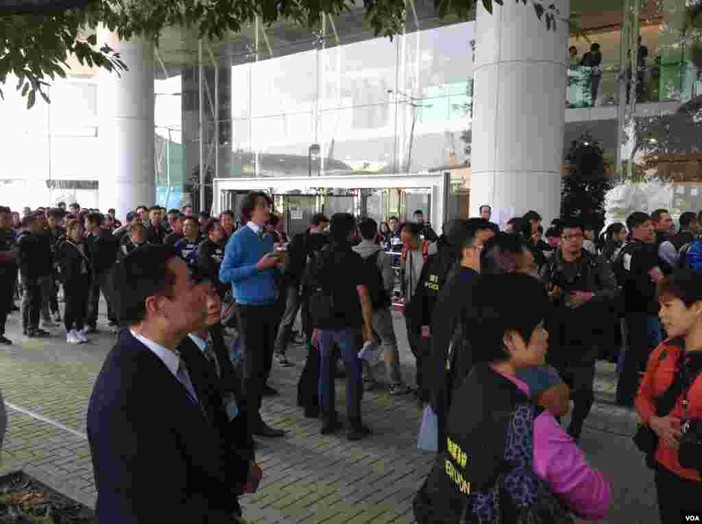 高等法院执达主任在金钟中信大厦展开清理障碍物行动（美国之音海彦拍摄）