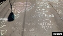 Memorials in the alleyway for Justine Damond, who was shot by a Minneapolis police officer in Minneapolis, Minnesota, July 17, 2017. 