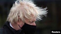Perdana Menteri Inggris Boris Johnson terlihat mengenakan masker pelindung saat berkunjung ke toko DIY di Middlesbrough, Inggris, 1 April 2021. (Foto: Reuters)