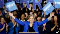 Senator Elizabeth Warren dari Partai Demokrat memberikan pidato kemenangan di Boston, Massachusetts, 6 November 2018. 