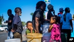 រូបឯកសារ៖ អ្នក​ស្រុក​នៃ​សង្កាត់ Soweto ប្រទេស​អាហ្វ្រិក​ខាង​ត្បូង តម្រង់​ជួរ​ចាំយក​ទឹក​នៅ​ថ្ងៃ​ទី ១៦ ខែ​មីនា ឆ្នាំ ២០២៤។