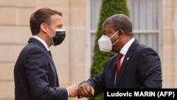Le président angolais Joao Lourenço (à dr.) avec son homologue français Emmanuel Macron au palais présidentiel de l'Elysée à Paris, le 17 mai 2021.