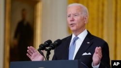 Presiden Joe Biden berbicara tentang Afghanistan dari Ruang Timur Gedung Putih, Senin, 16 Agustus 2021, di Washington. (Foto: AP/Evan Vucci)