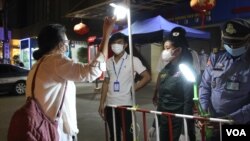 សកម្មភាពអាជ្ញាធររឹតបន្តឹងចរាចរណ៍តាមដងផ្លូវ​ក្នុង​អំឡុង​ពេល​អនុវត្ត​បម្រាមគោចរក្នុងរាជធានីភ្នំពេញ ពីម៉ោង៨យប់ដល់៥ព្រឹក ដើម្បីទប់ស្កាត់ការឆ្លងរាលដាលនៃជំងឺកូវីដ១៩ កាលពីថ្ងៃទី ០៨ ខែមេសា ឆ្នាំ ២០២១។ (កាន់ វិច្ឆិកា/វីអូអេ)