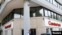 Au siège social du journal Cumhuriyet, à Istanbul, le 16 mai 2017.