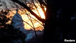 Sunce izlazi iznad američkog Kapitol hila u Vašingtonu, 8. februara 2018.