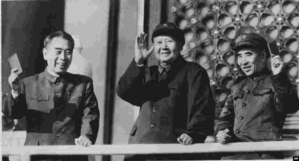 中共主席毛泽东及其副手林彪以及中国总理周恩来在天安门上微笑(1967年)。1966年8月，中国共产党第八届中央委员会第十一次全体会议（扩大）根据毛泽东的提议改组了中央领导机构，林彪排名从第六升到第二，显示他成为毛泽东的副手和接班人，而刘少奇从第二降到第八。当时中共有五位副主席。为了突出林彪，周恩来主动提出不再提及自己副主席的头衔，也避免提及其他几位副主席的头衔，使林彪成为唯一副主席。周恩来说林彪&ldquo;是活学活用毛泽东思想最好，跟毛主席跟得最紧的，我推荐他为副统帅&rdquo;。 &nbsp;