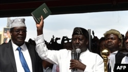 Le Kenyan Raila Odinga prête serment sur la Bible, à Nairobi, le 30 janvier 2018.