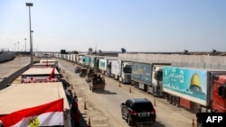 صف کاروان کمک‌های بشر دوستانه برای مردم غزه در گذرگاه رفح