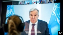 រូប​លោក Antonio Guterres អគ្គលេខាធិការ​អង្គការ​សហប្រជាជាតិ​នៅ​លើ​អេក្រង​​នៅ​ក្រសួង​បរិស្ថាន​អាល្លឺម៉ង់ ក្នុង​ពេល​លោក​ថ្លែង​ក្នុង​វេទិកា​អាកាសធាតុ​ក្រុង Petersberg នៅ​ប្រទេស​អាល្លឺម៉ង កាល​ពី​ខែ​មេសា ២០២០។