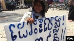 ប្រជាពលរដ្ឋធ្វើបាតុកម្មតវ៉ាសុំឲ្យ​មាន​ការដោះលែងសកម្មជនដីធ្លី ទេព វន្នី នៅ​មុខសាលាដំបូងរាជធានីភ្នំពេញ កាល​ពី​ថ្ងៃទី១៩ ខែ០៩ ឆ្នាំ​២០១៦។ (ហ៊ុល រស្មី/VOA)