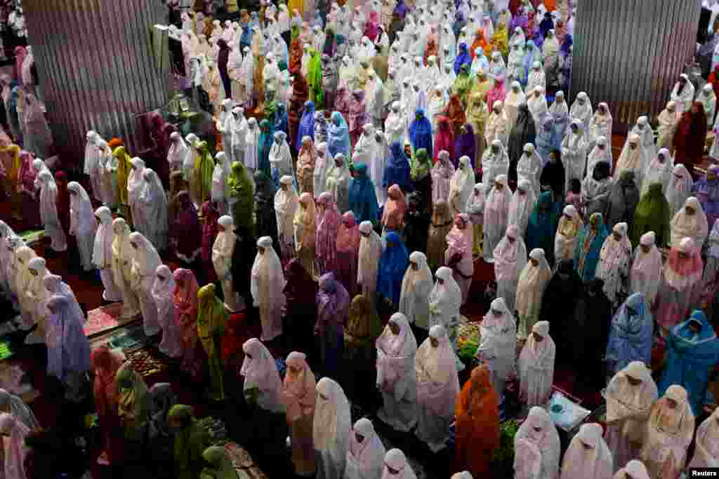 Perempuan Muslim menghadiri shalat tarawih di masjid Istiqlal, Jakarta (17/6). (Reuters/Nyimas Laula)