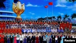 Presiden China Xi Jinping bernyanyi dalam variety show, sebagai bagian dari perayaan peringatan 20 tahun penyerahan kota tersebut dari pemerintah Inggris ke China, di Hong Kong, China pada tanggal 30 Juni 2017. (REUTERS / Tyrone Siu).