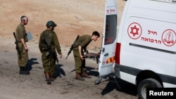 مغربی کنارے میں فوجی چوکی پر حملے میں زخمی ہونے والوں کو ایمبولینس میں سوار کرایا جا رہا ہے۔ 4 فروری 2025