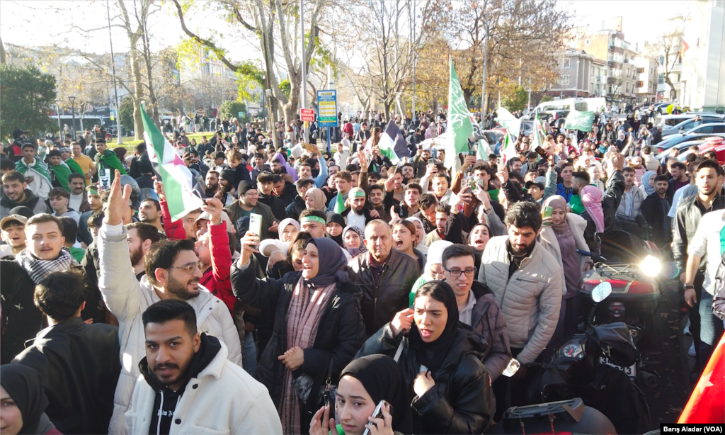 İstanbul&rsquo;un Fatih İlçesi&rsquo;nde Suriye Cumhurbaşkanı Beşar Esat&#39;ın devrilmesini kutlayan Suriyeliler, VOA mikrofonlarına konuştu. &nbsp; &nbsp;