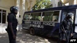 Policiers gambiens devant la Cour suprême de Gambie à Banjul le 5 décembre 2016.