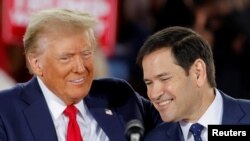 Rais mteule wa Marekani Donald Trump, akiwa na Seneta wa Florida, Marco Rubio wakati wa kampeni kwenye ukumbi Dorton, Raleigh,,North Carolina.