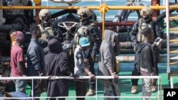 Militer Malta berjaga di atas geladak kapal tangki "El Hiblu 1" berbendera Turki di Valetta, Malta, 28 Maret 2019. Kapal tersebuh berhasil diambil alih dari pembajak di lepas pantai Libya.