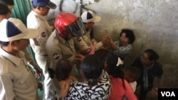 ក្រុម​សន្តិសុខ​ខណ្ឌ៧មករា ដេញ​អតីត​អ្នក​រស់នៅ​ក្នុង​បុរីកីឡា​ចេញ​ពី​អគារ​ ក្នុង​ថ្ងៃ​ដែល​ពួកគេ​ប្រារព្ធ​ខួប​៥ឆ្នាំ​នៃ​ការ​បណ្តេញ​ចេញ​ដោយ​បង្ខំ កាលពី​ថ្ងៃអង្គារ ទី៣ ខែមករា ឆ្នាំ២០១៧។ (កាន់ ​វិច្ឆិកា/VOA)