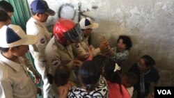 រូប​ឯកសារ៖ ក្រុម​សន្តិសុខ​ខណ្ឌ៧មករា​តតាំង​ជាមួយ​អតីត​អ្នក​រស់នៅ​ក្នុង​បុរីកីឡា​​ឲ្យ​ចេញ​ពី​អគារ​​ក្នុង​ថ្ងៃ​ដែល​ពួកគេ​ប្រារព្ធ​ខួប​៥ឆ្នាំ​នៃ​ការ​បណ្តេញ​ចេញ​ដោយ​បង្ខំ កាលពី​ថ្ងៃអង្គារ ទី៣ ខែមករា ឆ្នាំ២០១៧។ (កាន់ ​វិច្ឆិកា/VOA) 