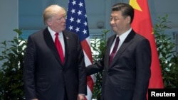 Presiden AS Donald Trump dan Presiden China Xi Jinping bertemy di sela-sela KTT G20 di Hamburg pekan lalu (foto: dok).