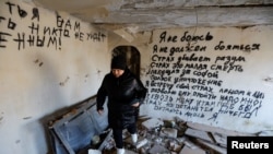 Stanovnica Marija Serjogova, 49, posećuje svoj stan u zgradi teško oštećenoj tokom rusko-ukrajinskog sukoba u Piskiju (Peski), regionu Ukrajine pod ruskom kontrolom, 14. februara 2025. (Foto REUTERS/Alexander Ermochenko)