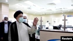 ایرانی صدر ابراہیم رئیسی آٹھ اکتوبر کو بوشہر ایٹمی پلانٹ کا دورہ کرتے ہوئے (رائٹرز)