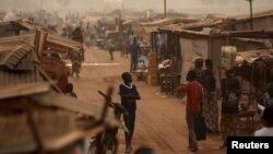 Un enfant marche dans le camp de déplacés Mpoko près de l'aéroport de Bangui en Centrafrique, le 13 février 2016.