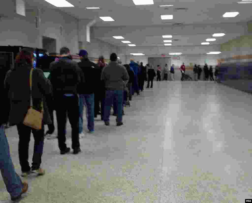 首都华盛顿近郊维吉尼亚州北部某投票站大排长龙的选民。维州是总统选战鹿死谁手尚未定论的兵家必争之地，投票结果极为关键。(美国之音吴心欣拍摄)