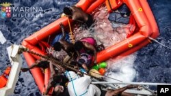 Une opération de sauvetage dans la mer Méditerranée, au large de la côte libyenne, 27 mai. (Raffaele Martino / Marina Militare via AP Photo)