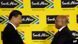 ប្រធានាធិបតី​អាហ្រ្វិកខាងត្បូង​លោក Jacob Zuma (ខាងស្តាំ) ចាប់​ដៃ​ជាមួយនឹង​ប្រធានាធិបតី​ចិន​លោក Xi Jinping បន្ទាប់ពីសន្នីសីទ​សារព័ត៌មាន​រួមគ្នា​មួយ​នៅ​អាហ្វ្រិកខាងត្បួូង នា​ថ្ងៃ​ទី០២ ខែ​ធ្នូ ឆ្នាំ​២០១៥។