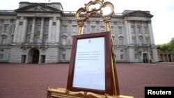 A notice placed on an easel in the forecourt of Buckingham Palace announces the birth of a baby boy to Britain's Prince Harry and Meghan, Duchess of Sussex in London, May 6, 2019. 