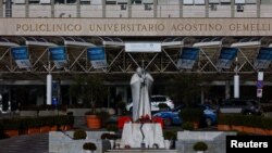 Paus Fransiskus dirawat di rumah sakit karena infeksi saluran pernapasan di Rumah Sakit Gemelli Roma, 15 Februari 2025. (Foto: Vincenzo Livieri)