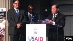  លោក​ ហែម ហេង​ ឯក​អគ្គរាជទូត​ខ្មែរ​ប្រចាំ​រដ្ឋធានី​វ៉ាស៊ីនតោន​ ថ្លែង​ពេល​បាន​ទទួល​ពាន​រង្វាន់​​​​ចំពោះ​ការ​ប្រយុទ្ធ​ប្រឆាំង​ជំងឺ​របេង​​នេះ​ជំនួស​​មន្ត្រី​ក្រសួង​សុខា​ភិបាល​កម្ពុជា​ក្នុង​ពិធី​ប្រគល់​ពាន​រង្វាន់​នេះ​នៅ​ឯ​សារៈ​មន្ទីរ​ Corcoran ​Gallery​ of Art ​ក្នុង​រដ្ឋធានី​វ៉ាស៊ីនតោន​​ស.រ.អា. កាល​ពី​ថ្ងៃ​ទី​២៥ ខែ​មីនា ឆ្នាំ​២០១៤។ (សុខ ខេមរា/វីអូអេ)