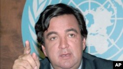 Hayati Gavana Bill Richardson wakati wa uhai wake katika Umoja wa Mataifa akihutubia waandishi wa habari mjini Geneva, Uswisi Machi 26, 1998. AP.