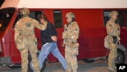 Penyerang menyerahkan diri kepada polisi di kota Lutsk, Ukraina, Rabu (22/7). 