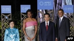Gonoluludagi APEK sammitida AQSh va Xitoy prezidentlari rafiqalari bilan, 12-noyabr, 2011-yil