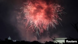 Pesta kembang api perayaan Hari Kemerdekaan AS "4th of July" menghiasi langit Washington, D.C., 4 Juli 2017. (foto: dok). 