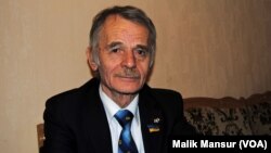 Mustafo Jemilov, Qrim tatarlari yetakchisi.