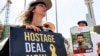 Kerabat dari sandera Israel yang ditahan Hamas melangsungkan protes di luar markas Kementerian Pertahanan di Tel Aviv pada 25 April 2024. (Foto: AFP/Jack Guez)