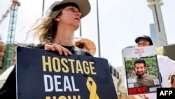 Kerabat dari sandera Israel yang ditahan Hamas melangsungkan protes di luar markas Kementerian Pertahanan di Tel Aviv pada 25 April 2024. (Foto: AFP/Jack Guez)